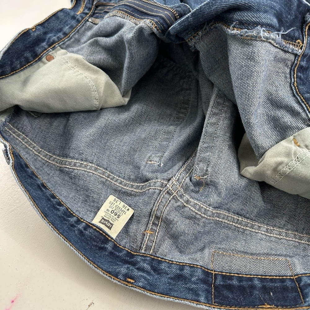 VTG Y2K Levi's 560 Loose Jeans Actual 35x36 Tapered Rare Size Blue Made In USA - Picture 11 of 12